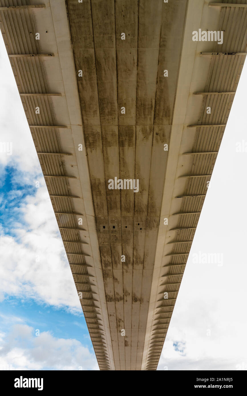 Al di sotto del vecchio Severn attraversando ponte di sospensione. Il lato inferiore del ponte, ritratto, zoom. Foto Stock