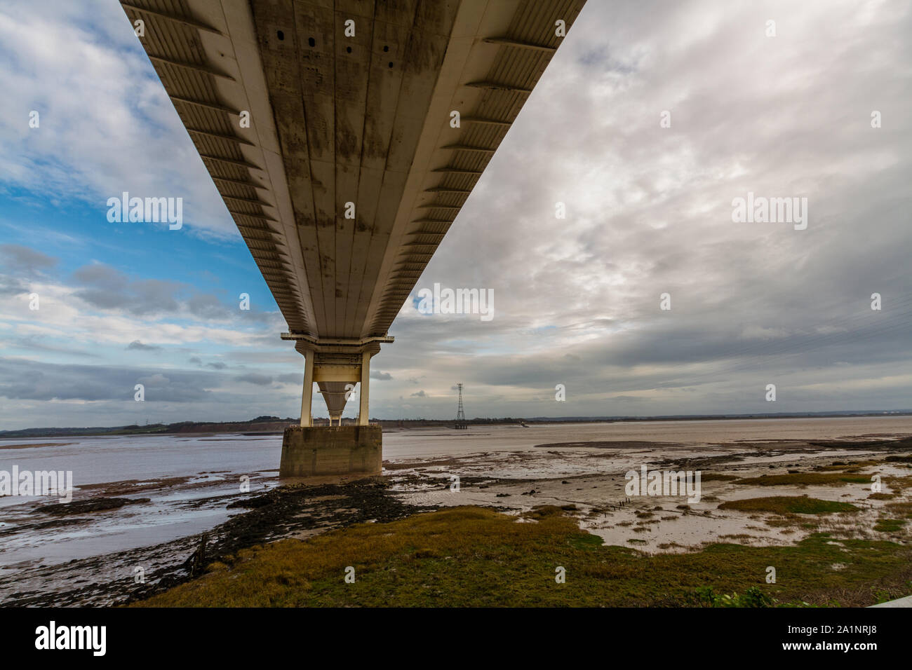 Al di sotto del vecchio Severn attraversando ponte di sospensione. Il lato inferiore del ponte, paesaggio, a estuario, copia dello spazio. Foto Stock