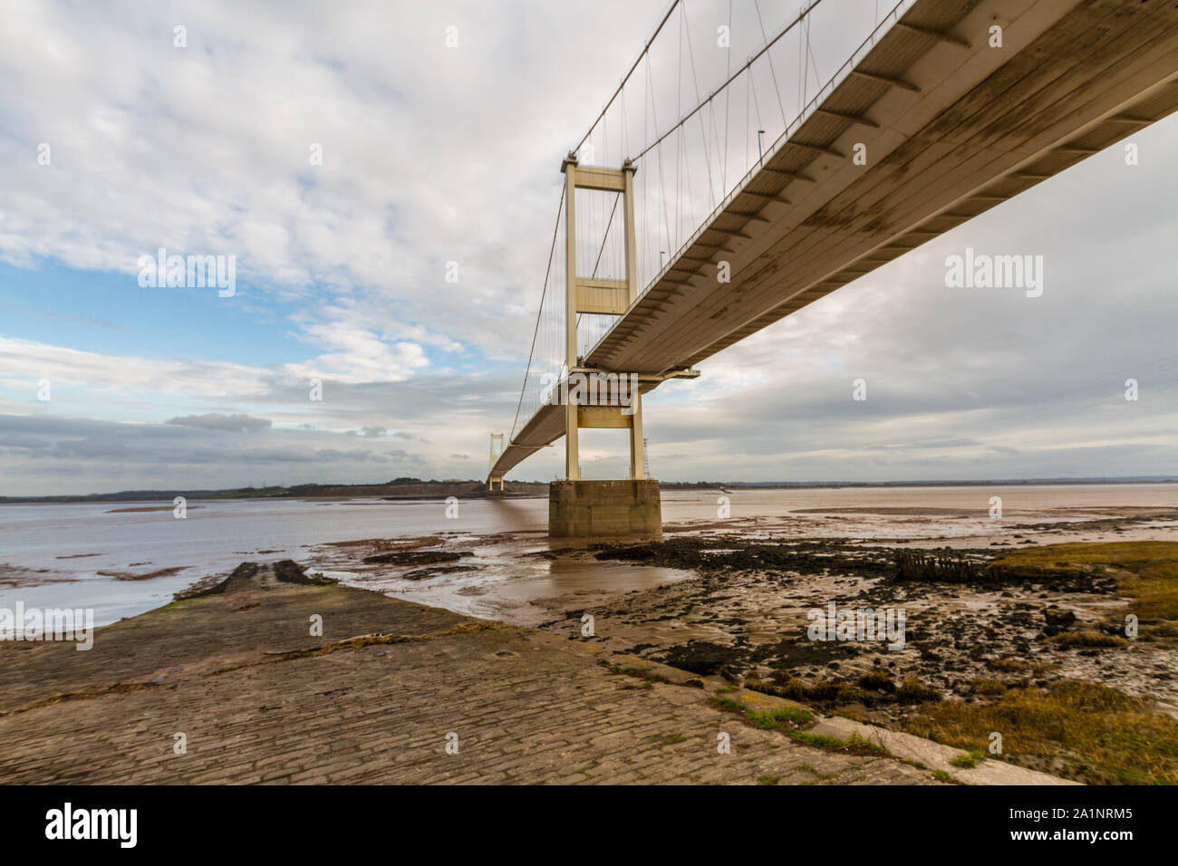 Severn attraversando ponte di sospensione lato nord, il paesaggio. Beachley, England, Regno Unito Foto Stock
