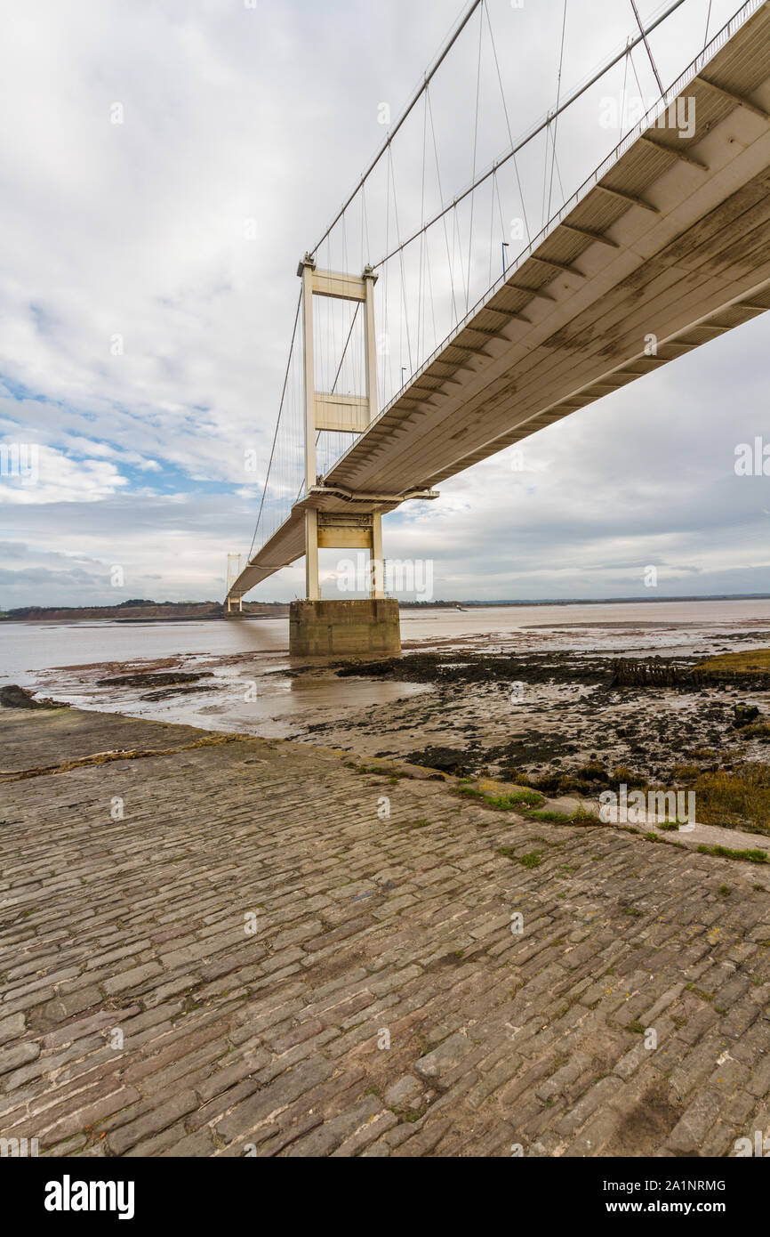Severn attraversando ponte di sospensione lato nord, ritratto. Beachley, England, Regno Unito Foto Stock