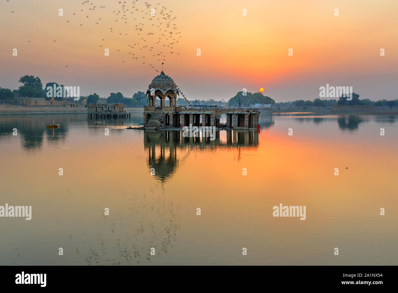 Gadisar lake al mattino all'alba. Man-made serbatoio di acqua con i templi in Jaisalmer. Il Rajasthan. India Foto Stock