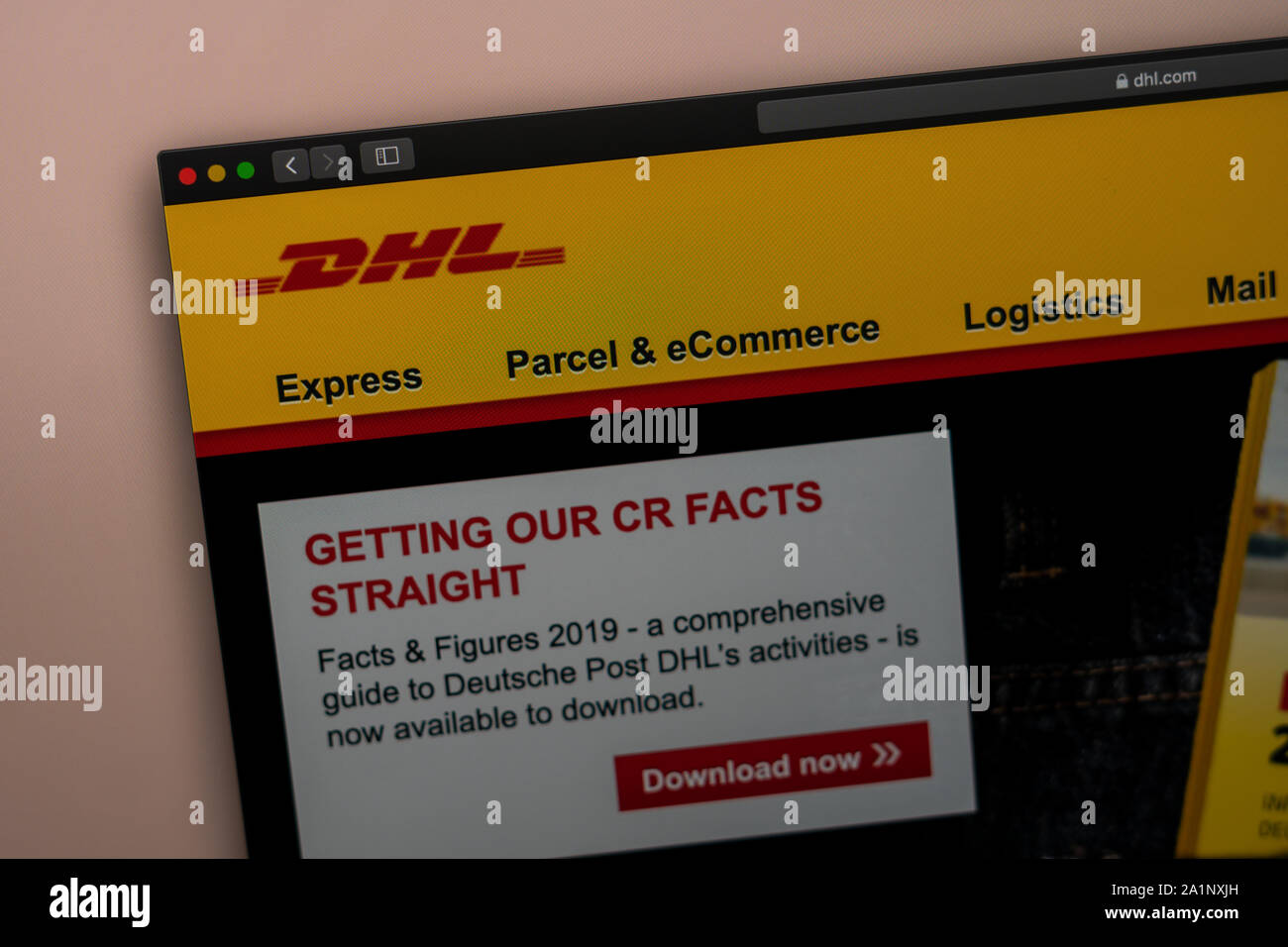 Tallinn/Estonia - 27 Settembre 2019: DHL sito azienda homepage. Close up di DHL logo. Può essere usato come esempio illustrativo per news media o business e Foto Stock