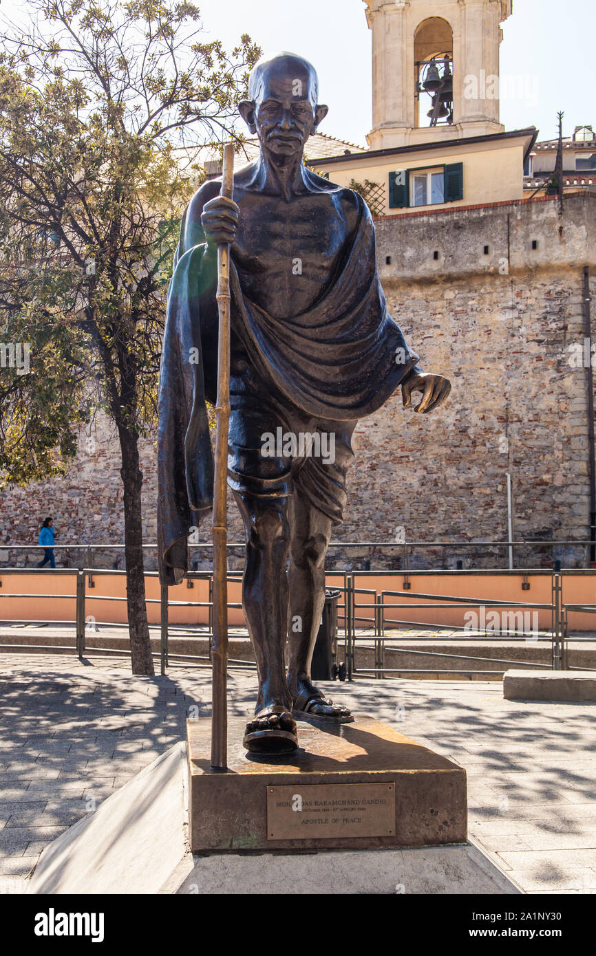 Genova, Italia - 26 settembre 2019: statua in bronzo del Mahatma Gandhi nel Porto Antico di Genova Foto Stock