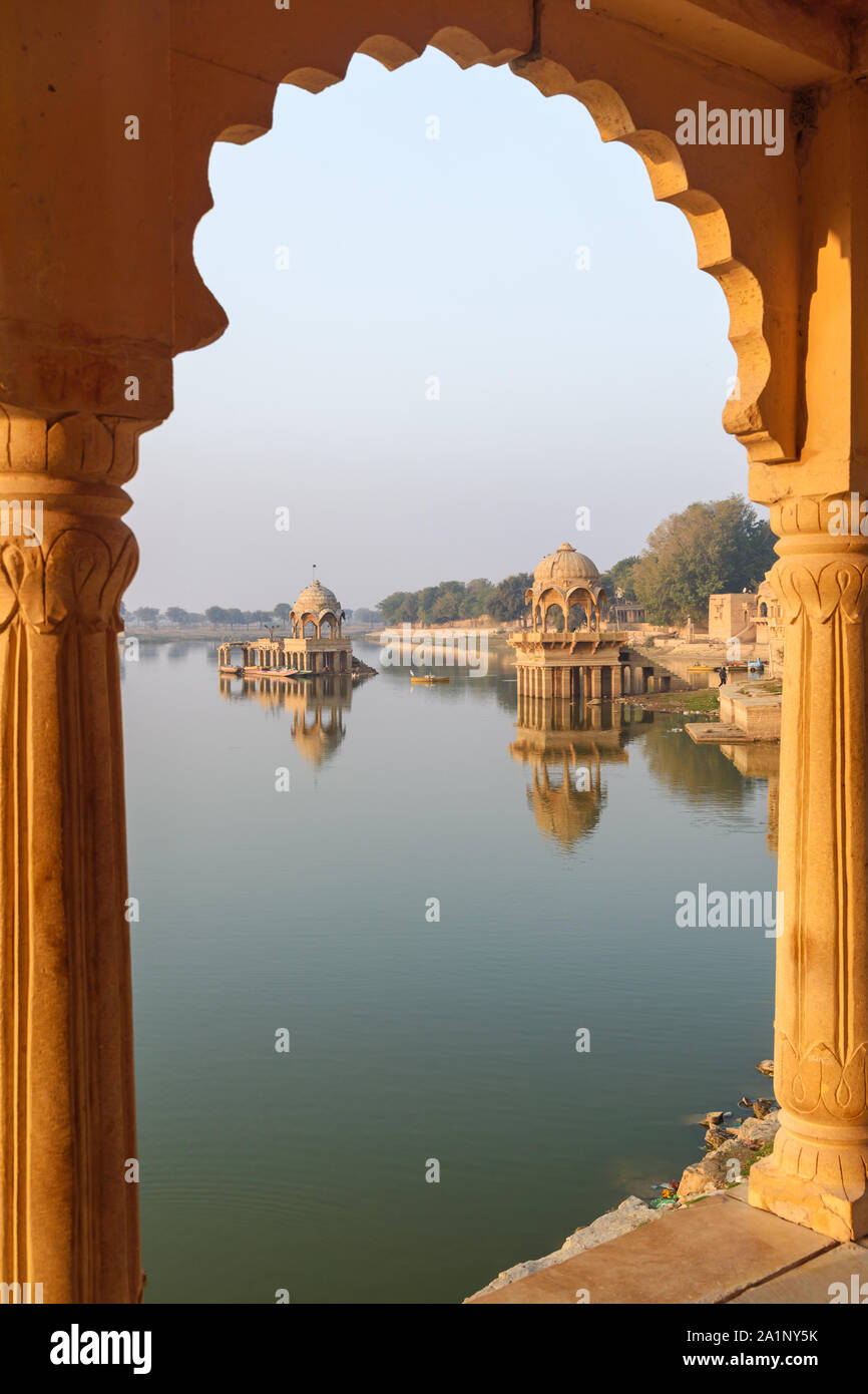 Gadisar lake al mattino. Man-made serbatoio di acqua con i templi in Jaisalmer. Il Rajasthan. India Foto Stock