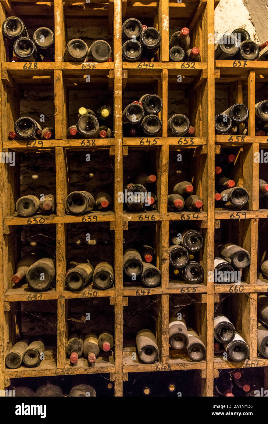 Cantina del vino grossista Grafé Lecocq, nella vecchia città di Namur, in Vallonia, Belgio, Foto Stock