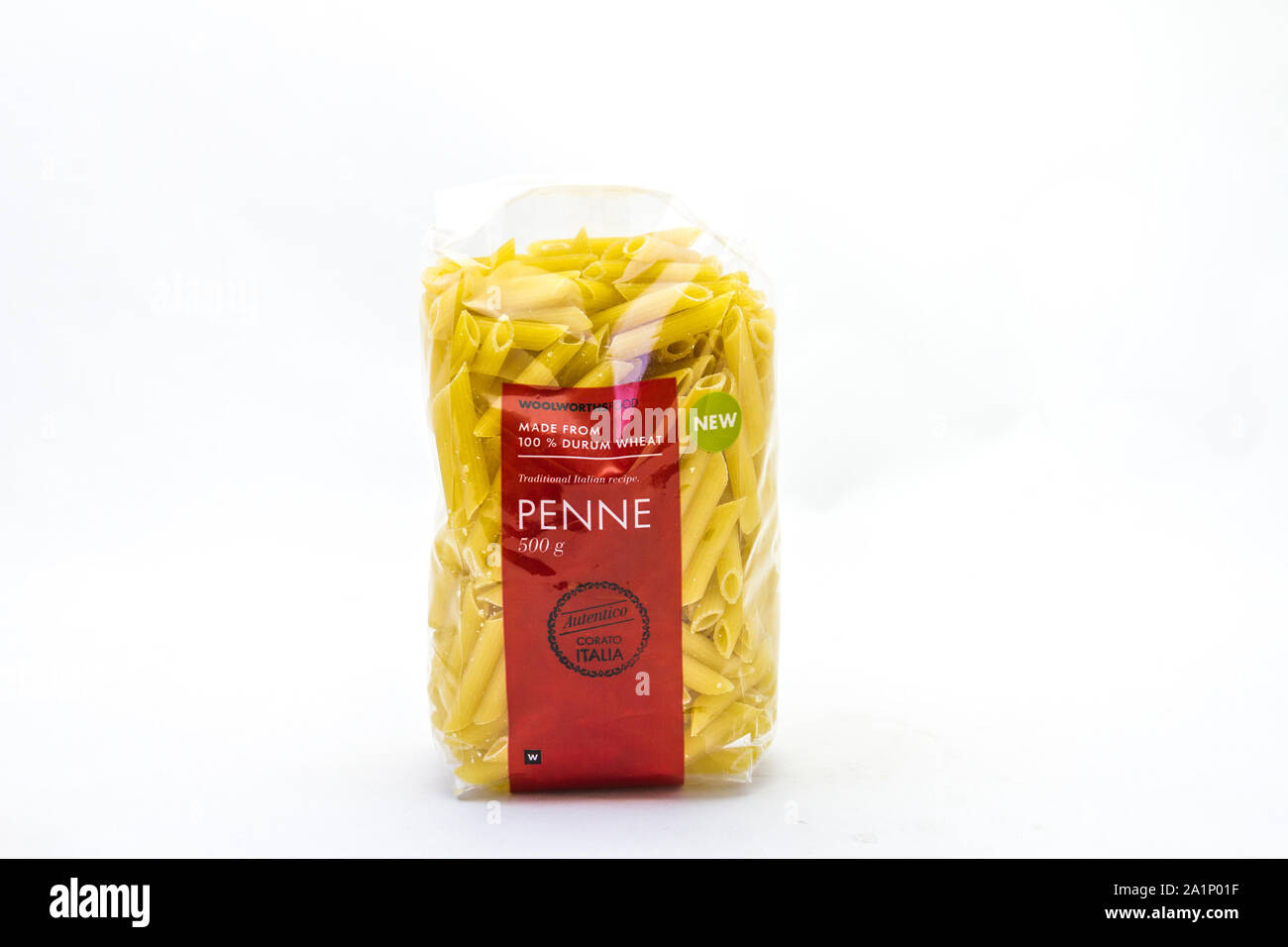 Alberton, Sud Africa - un pacchetto di Woolworths cibo penne pasta isolato su una chiara immagine di sfondo con spazio copia in formato orizzontale Foto Stock