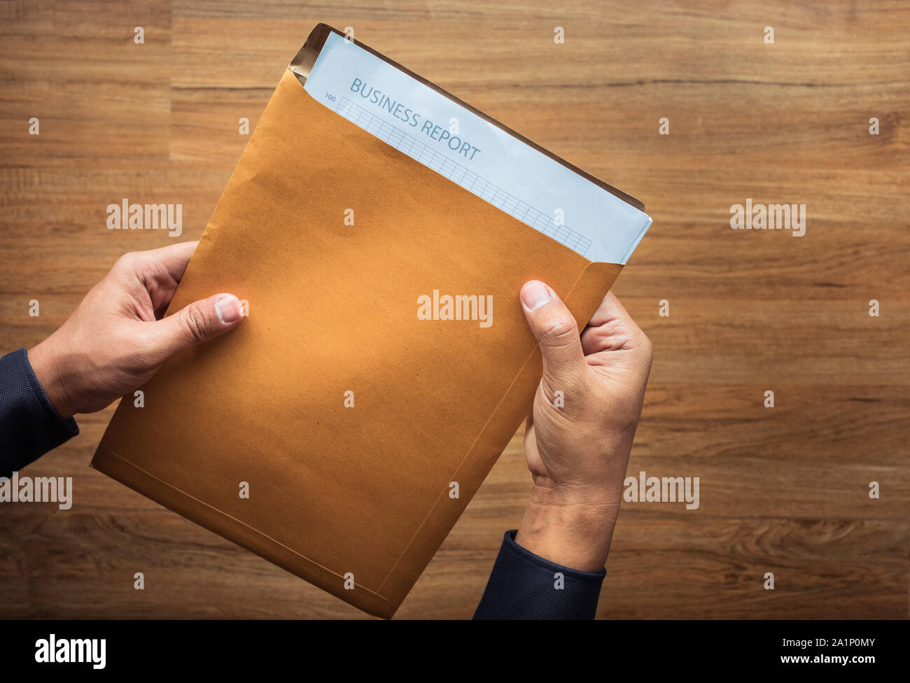 Carta importante lavorare in mano maschio.La gestione del business.Relazione annuale.concetto idee Foto Stock