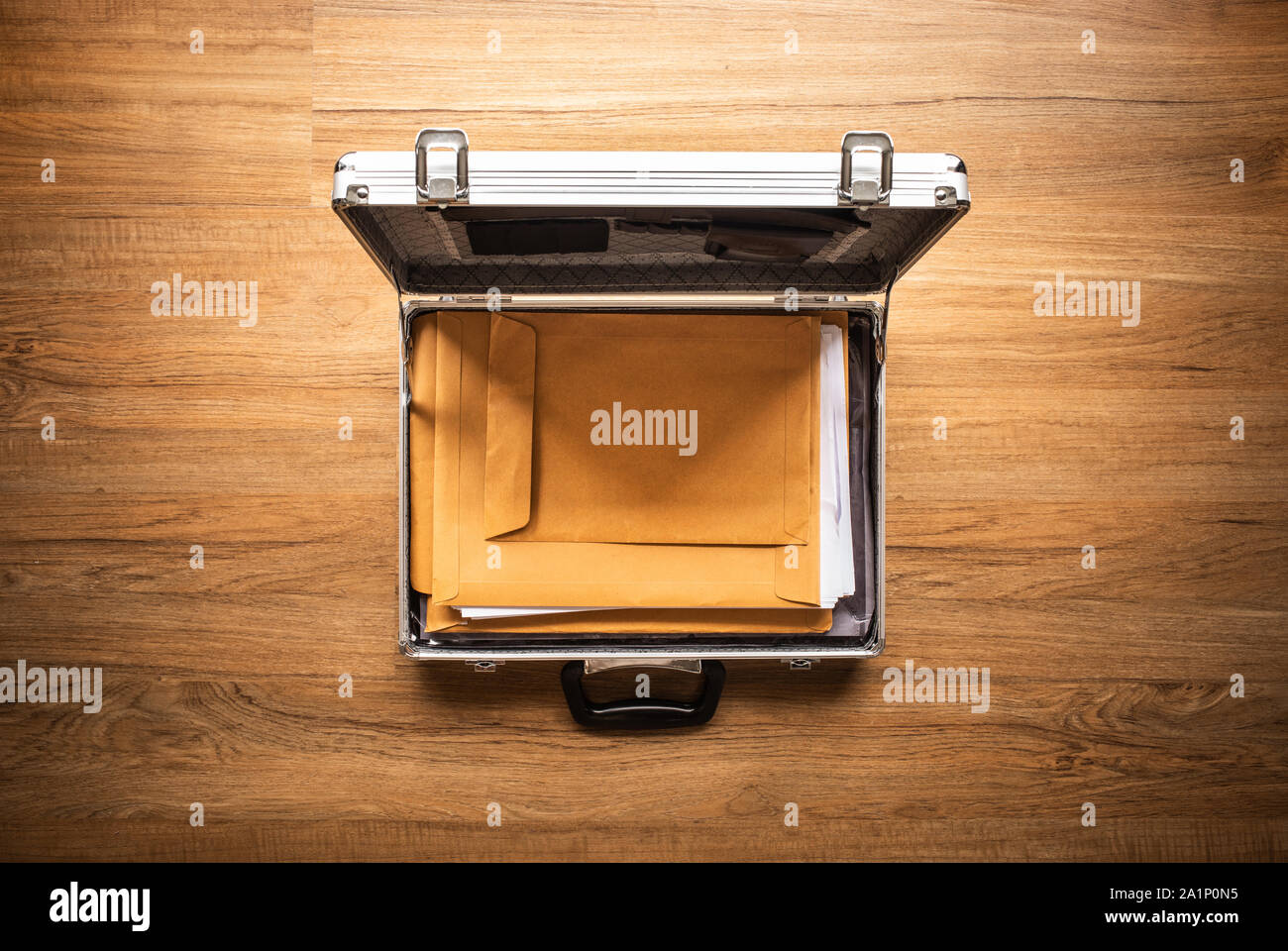 Importante documento carta nella cassetta di sicurezza di metallo su tavola di legno.La gestione del business.i concetti di sicurezza idee Foto Stock