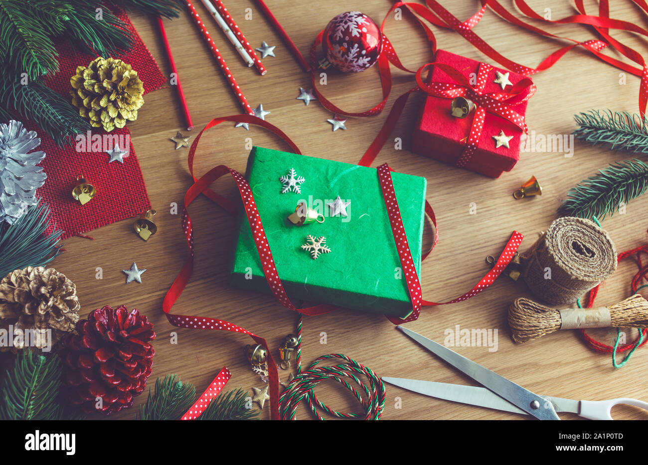 Buon Natale con i concetti di decorare confezione regalo presente e elemento di ornamento sulla tavola di legno sfondo.stagione invernale di idee greetingactivity.vista superiore Foto Stock