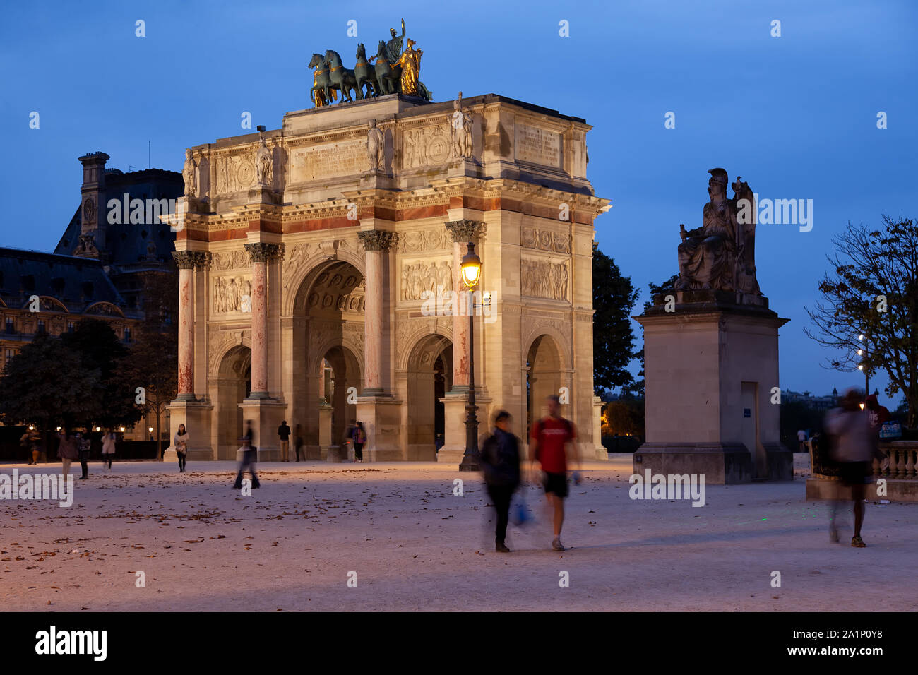 L'Arc de triomphe du Carrousel in giù è un arco trionfale a Parigi, situato in Place du Carrousel Foto Stock