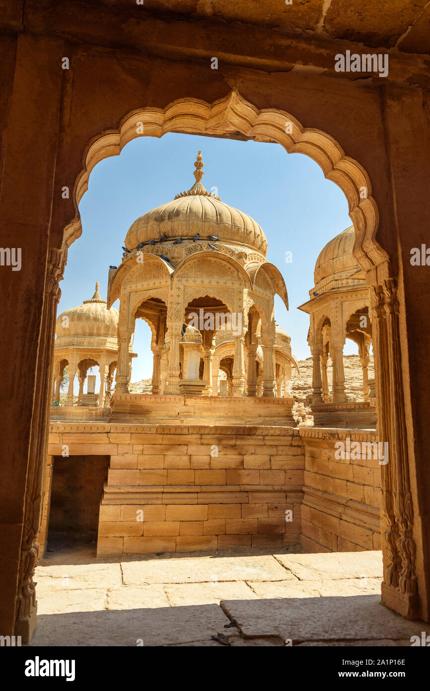 Bada Bagh cenotaphs antico complesso. Jaisalmer. Rajasthan in India Foto Stock