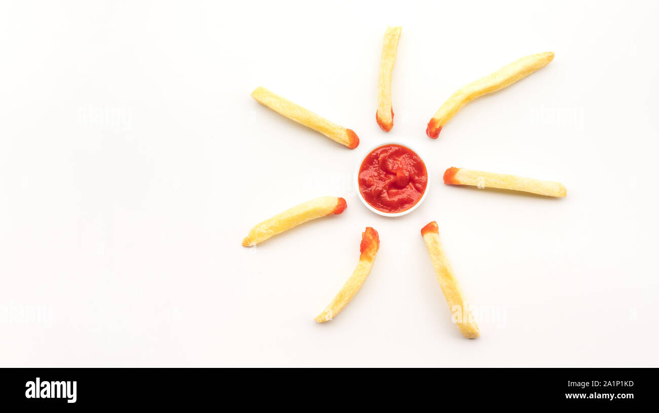 Vista superiore del francese immersione fritto con salsa di pomodoro ( ketchup ) sul tavolo bianco sfondo.fast food e il mangiare sano concetti idee Foto Stock