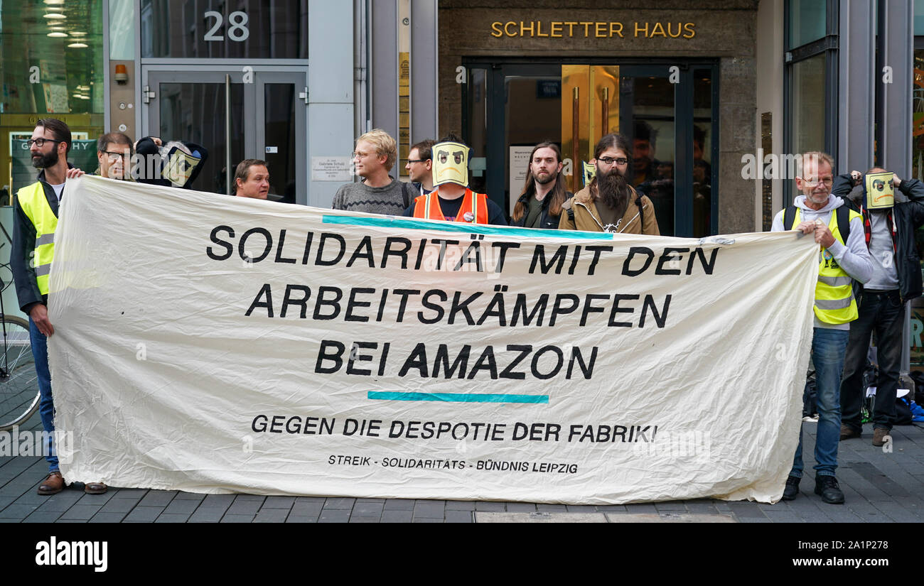 Leipzig, Germania. 28 Sep, 2019. I dimostranti credono che un banner in un rally di Amazon i lavoratori potranno migliorare le condizioni di lavoro. I dipendenti provenienti da vari paesi chiamati per il rally che si terrà a Lipsia dal 27 al 29 settembre 2019 per segnare l'occasione per il cross-border riunione del Amazon dipendenti dalla Germania, Francia, Polonia, Spagna, Slovacchia, la Repubblica ceca e gli Stati Uniti d'America. Credito: Pietro Endig/dpa-Zentralbild/dpa/Alamy Live News Foto Stock