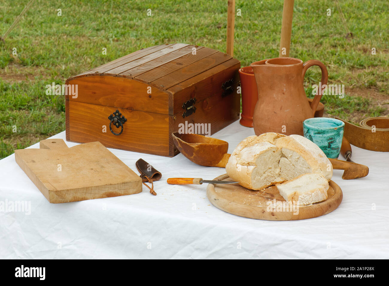 Gli oggetti Vintage su un tavolo durante una rievocazione storica Foto Stock