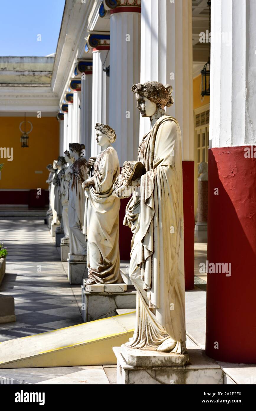 La linea di statue,Palazzo Achilleion,Gastouri,l'isola di Corfù, isole Ionie, Grecia Foto Stock