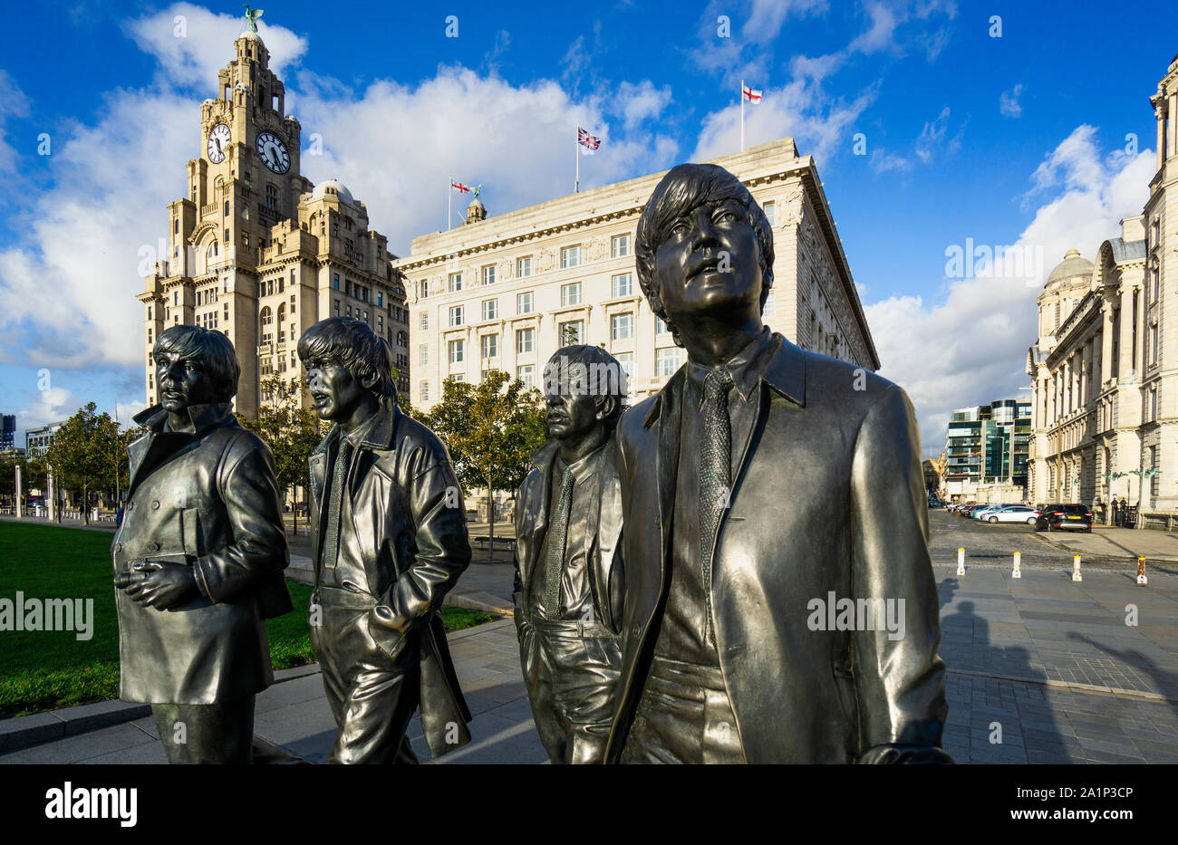 Statua dei Beatles a piedi da Andrew Edwards al Pier Head a Liverpool Foto Stock