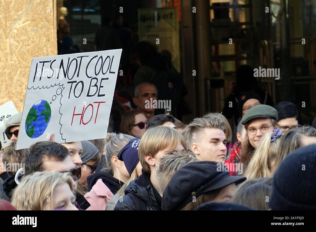 Turku, Finlandia - 27 Settembre 2019: Scuola sciopero per il clima. Noto anche variamente come il venerdì per il futuro (FFF) e della gioventù per il clima Foto Stock