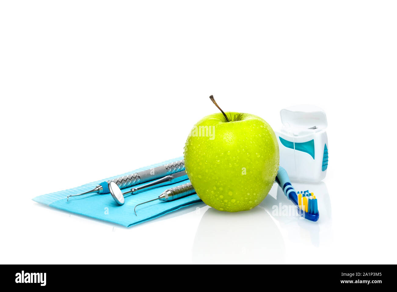 Set di dentista medico strumenti di apparecchiature con un fresco e verde mela dental health care concettuale immagine di sfondo. Foto Stock