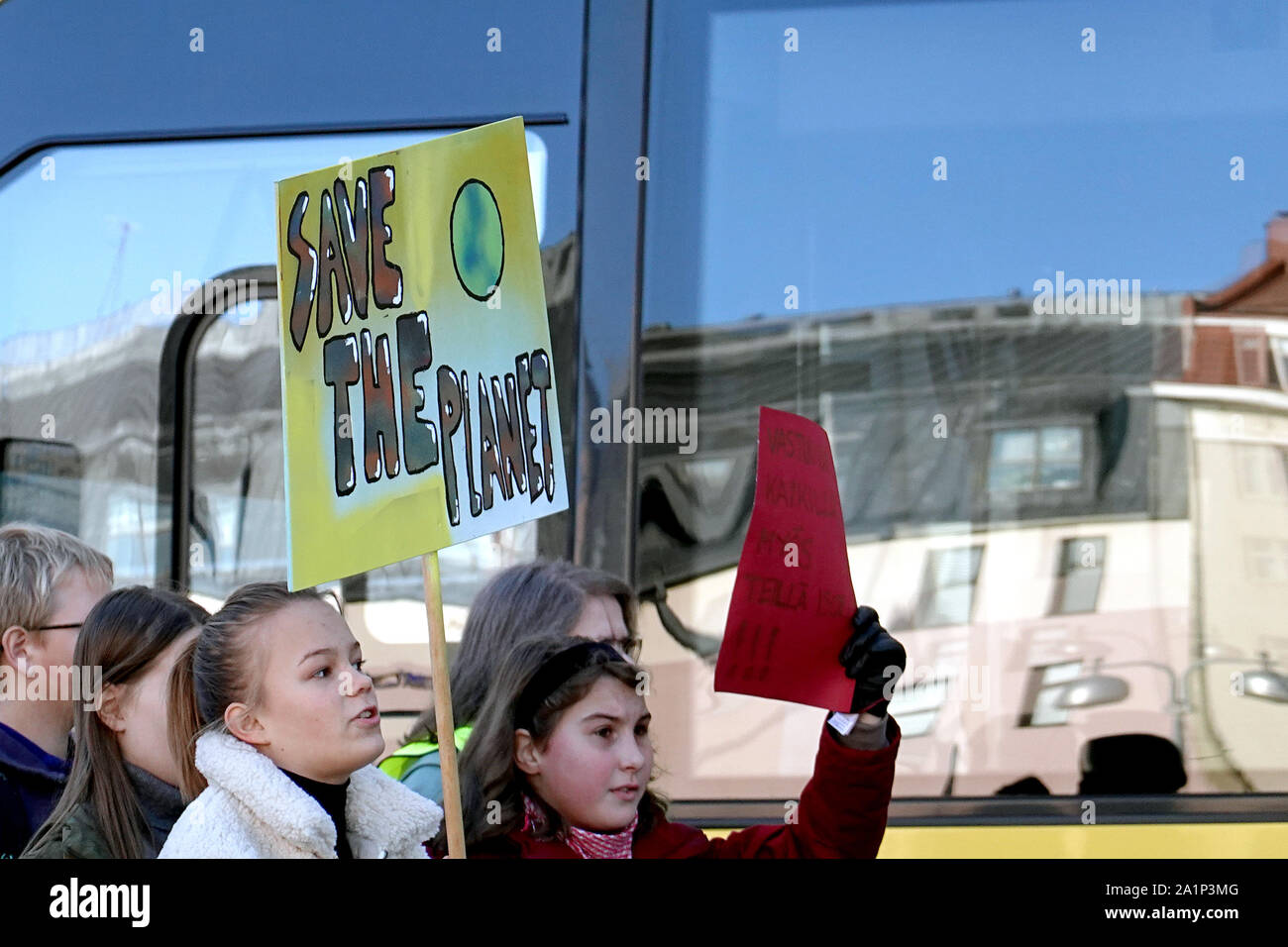 Sciopero della scuola per il clima. Noto anche variamente come il venerdì per il futuro (FFF) e della gioventù per il clima. Il dimostratore detiene il segno con il testo: salvare il pianeta. Foto Stock