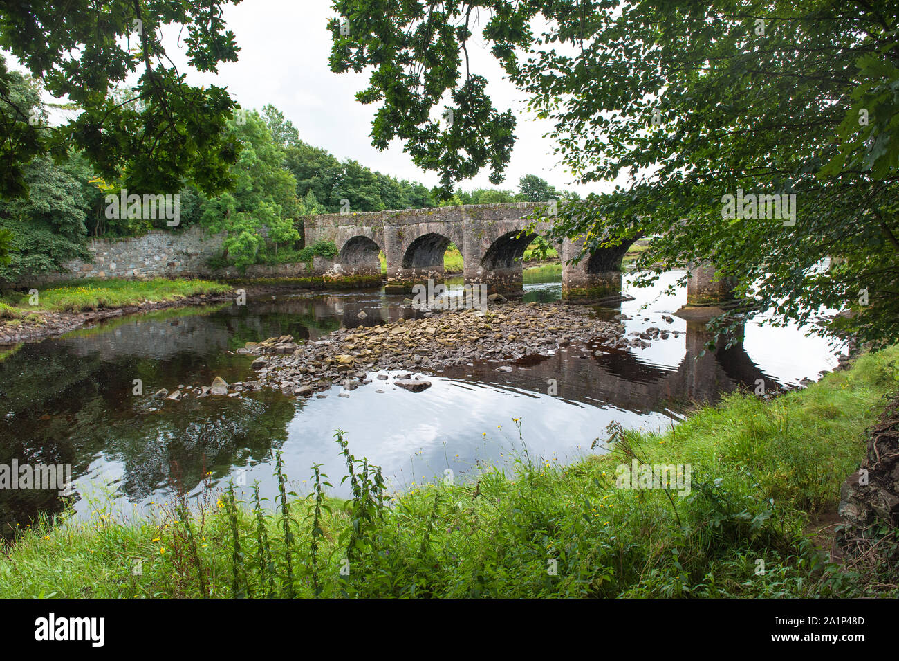 Riverside Walk nel parco di Cigno in Buncrana città Co Donegal, Irlanda. Foto Stock