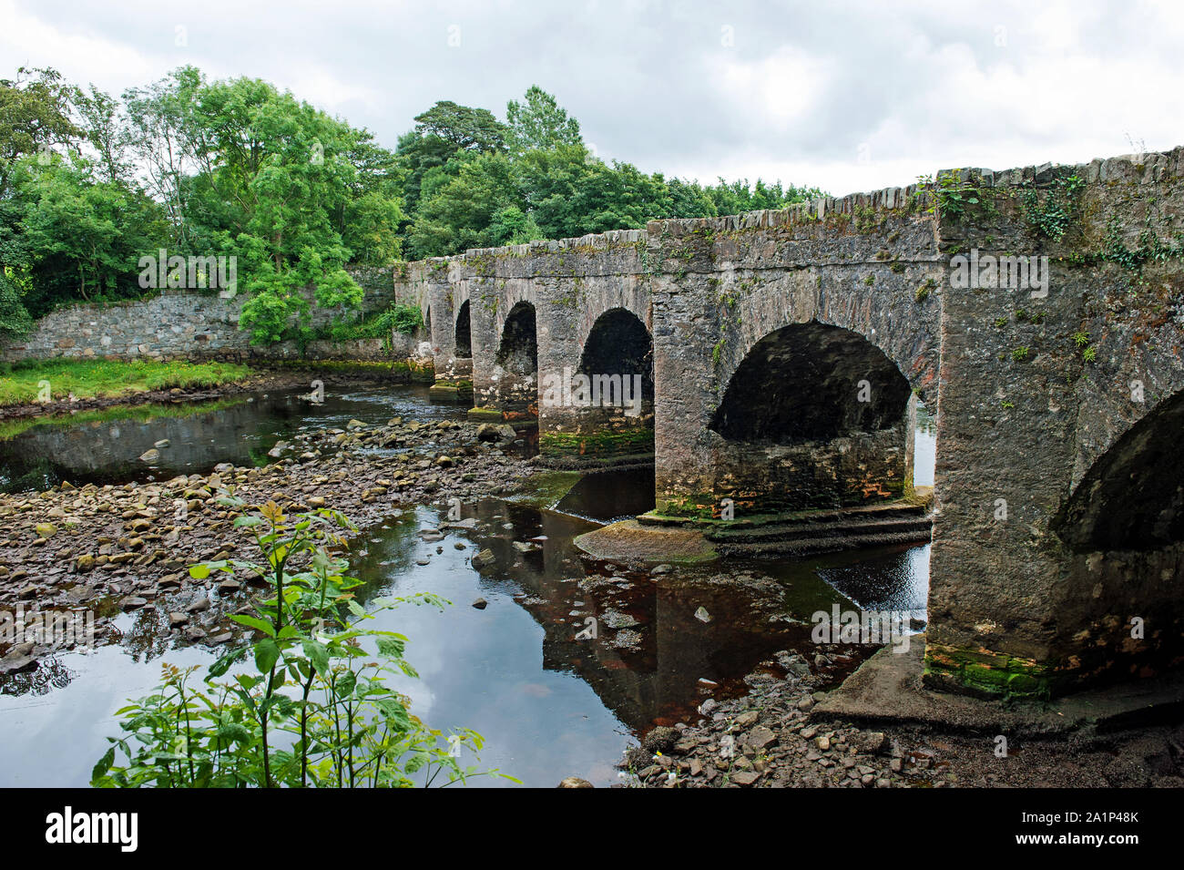 Riverside Walk nel parco di Cigno in Buncrana città Co Donegal, Irlanda. Foto Stock
