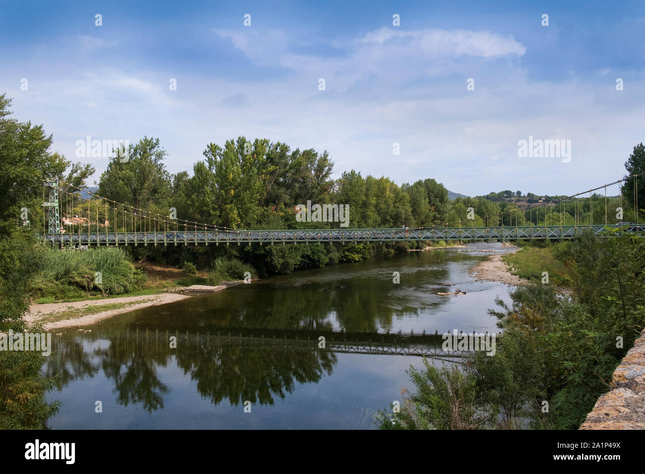 Bella campagna Languedoc, ferro sospensione ponte sul fiume Orb presso Cessenon-sur-Orb Foto Stock