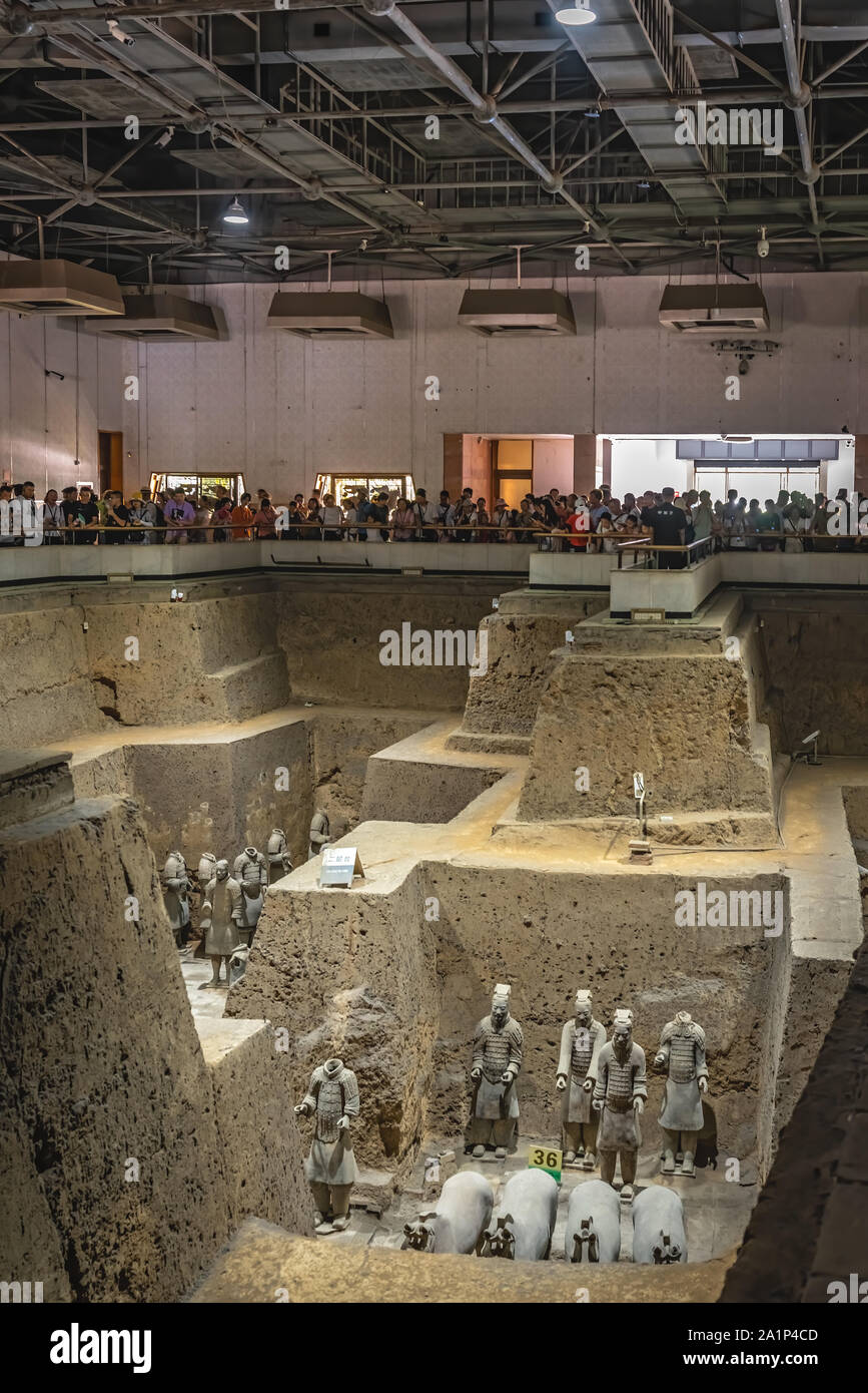 Xian, Cina - Luglio 2019 : permanente di soldati di argilla che formano parte di un esercito di guerrieri di terracotta, creato durante il regno del primo imperatore cinese Qi Foto Stock