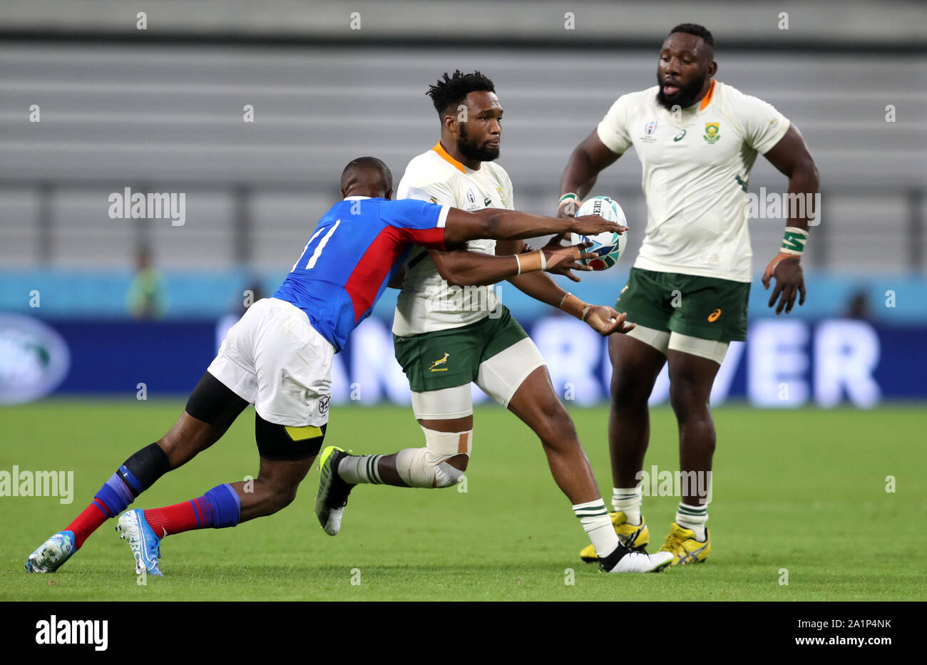 Sud Africa Lukhanyo Am è affrontato dalla Namibia di Lesley Klim durante il 2019 Rugby World Cup Match presso la città di Toyota Stadium, Toyota City, Giappone. Foto Stock