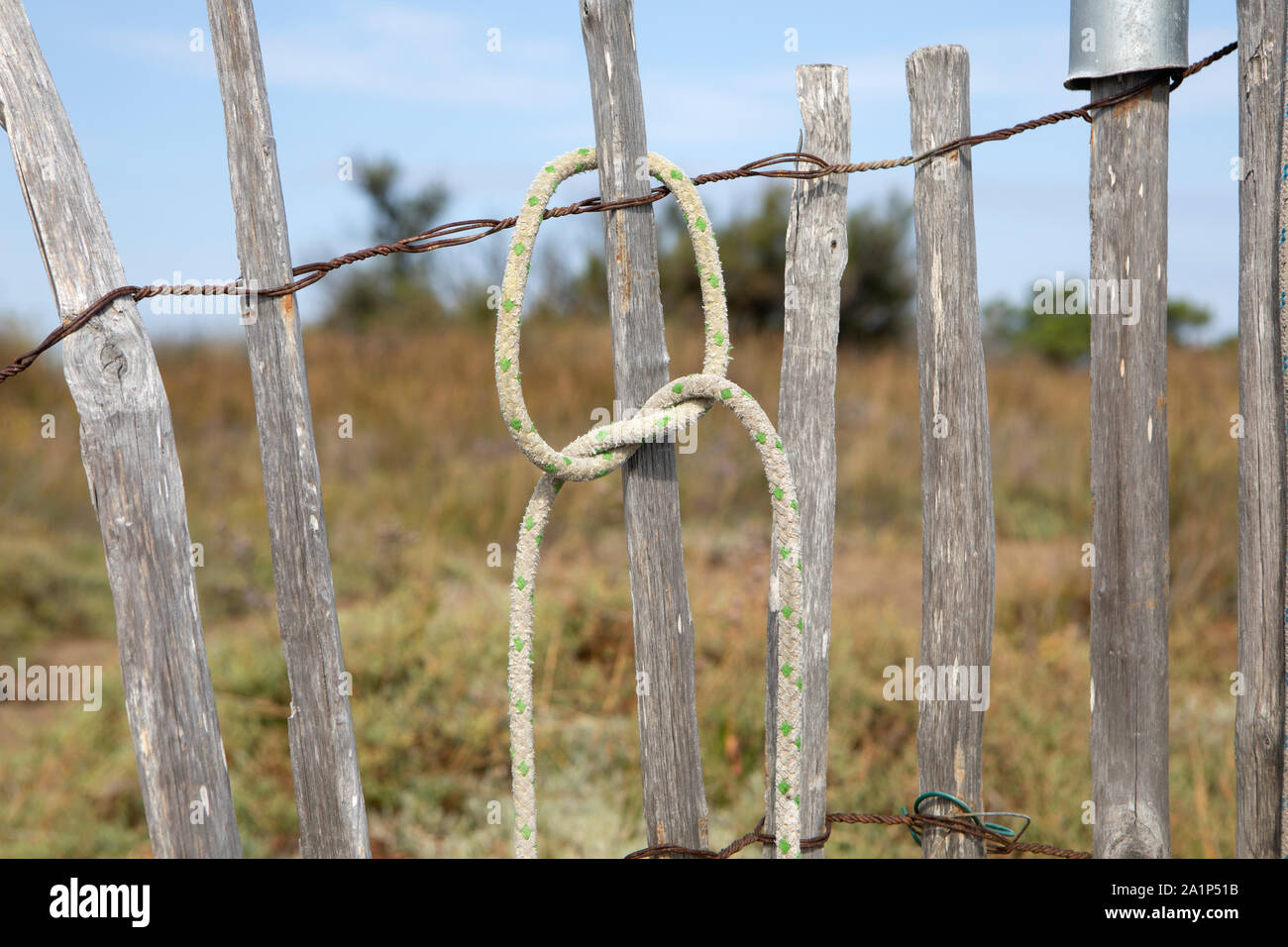 Una corda annodata su un vecchio recinto Foto Stock