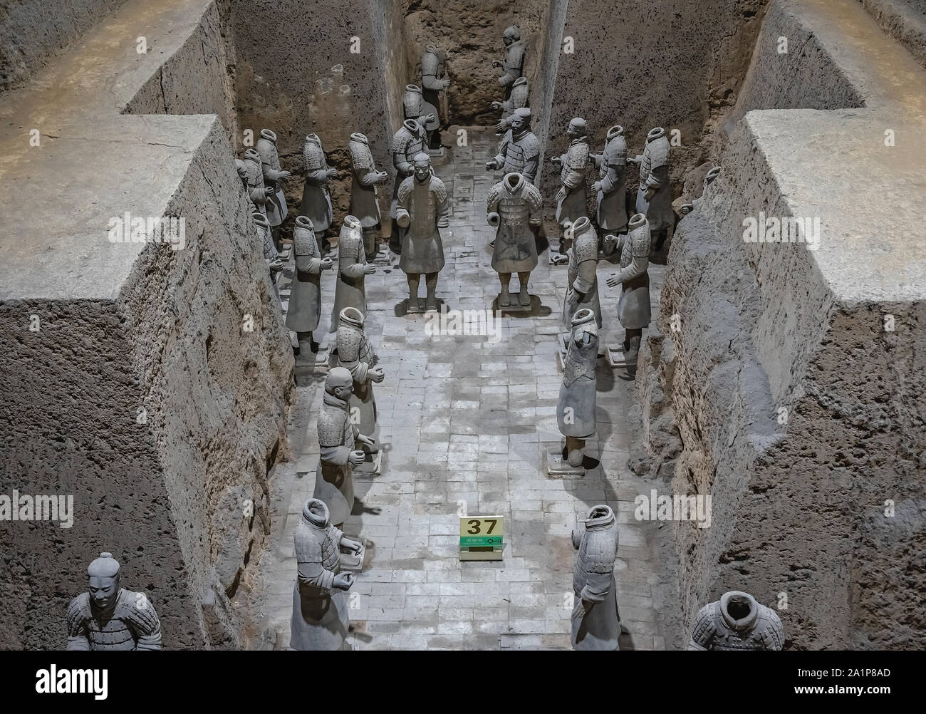 Xian, Cina - Luglio 2019 : permanente di soldati di argilla che formano parte di un esercito di guerrieri di terracotta, creato durante il regno del primo imperatore cinese Qi Foto Stock