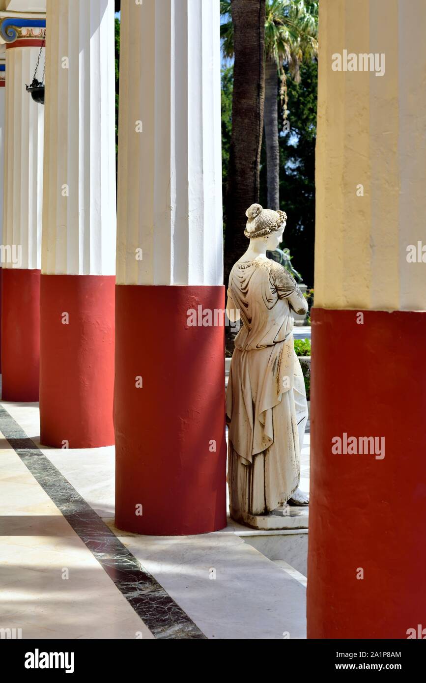 Statua,colonnati,Palazzo Achilleion,Gastouri,l'isola di Corfù, isole Ionie, Grecia Foto Stock