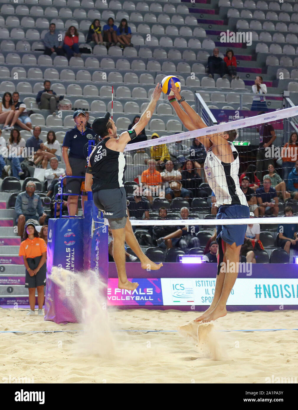 Roma, Italia - Sep 06: Thole e Wickler per la Germania in azione contro Semenov e Leshukov per la Russia durante il loro turno di gioco 16 della FIVB Beach Volleyball World Tour Finals 2019 al Foro Italico a Roma, Italia Foto Stock