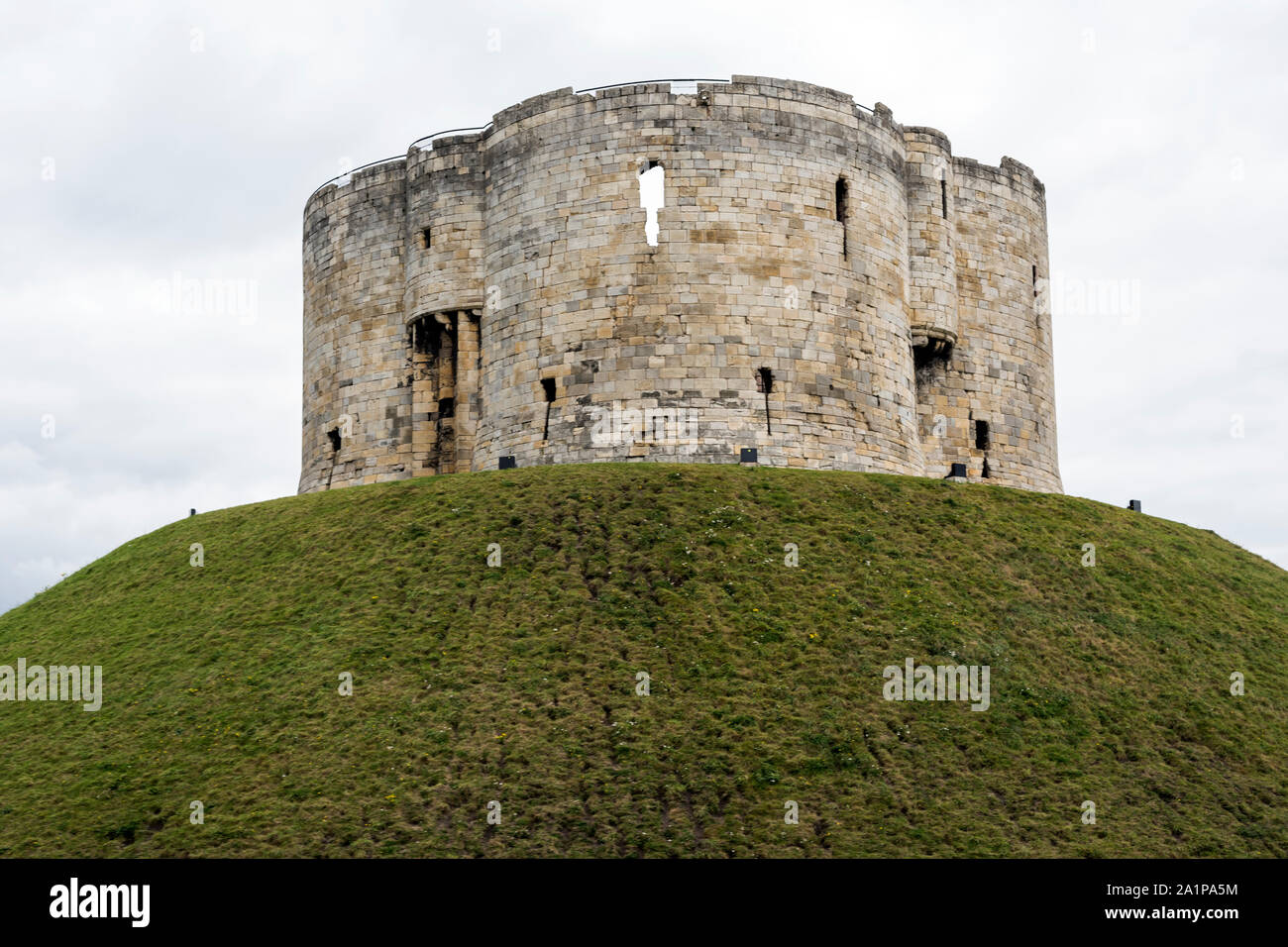 Vista dal basso del Castello di York, (la Torre di Clifford) , medievale castello normanno costruito su monticello nella città di York, Regno Unito gestito dalla tradizione inglese. Foto Stock