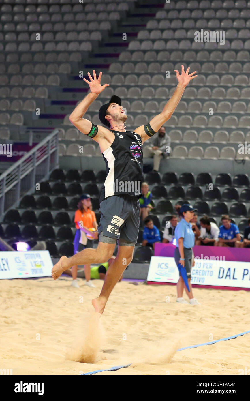 Roma, Italia - Sep 06: Thole e Wickler per la Germania in azione contro Semenov e Leshukov per la Russia durante il loro turno di gioco 16 della FIVB Beach Volleyball World Tour Finals 2019 al Foro Italico a Roma, Italia Foto Stock