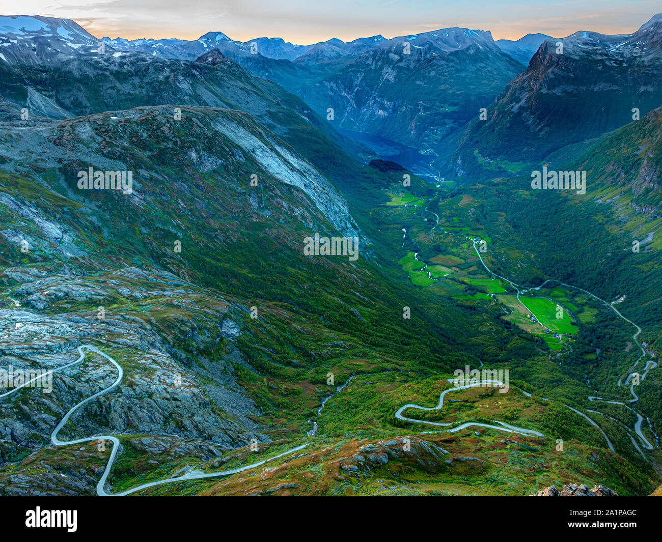08/09-17, Geiranger, Norvegia. Vista dal Monte Dalsnibba, il sito Patrimonio Mondiale dell'UNESCO di Geirangerfjord in distanza. Foto Stock