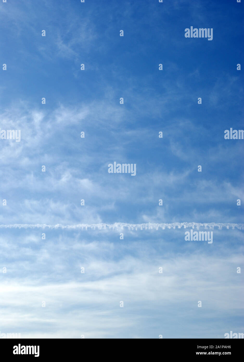 Cielo blu con nuvole bianche 2 Foto Stock