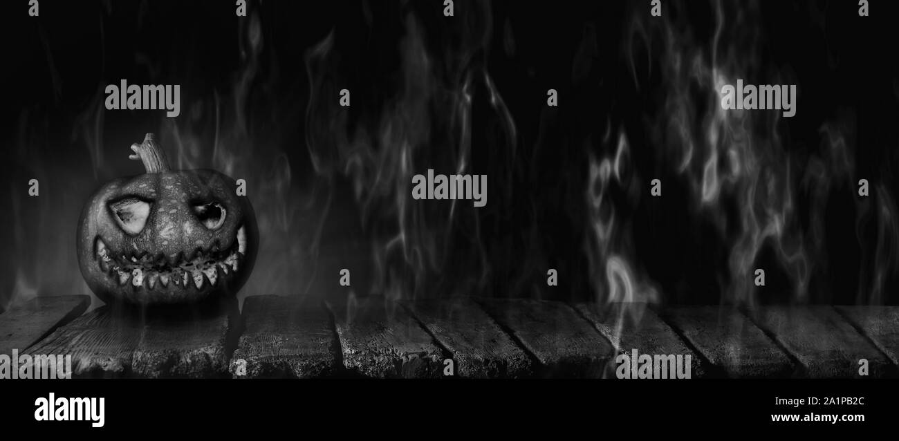 Zucca di Halloween, Jack O' Lanterna brucia in fiamme sul tavolo di legno su un tormentato, Scary notte Foto Stock