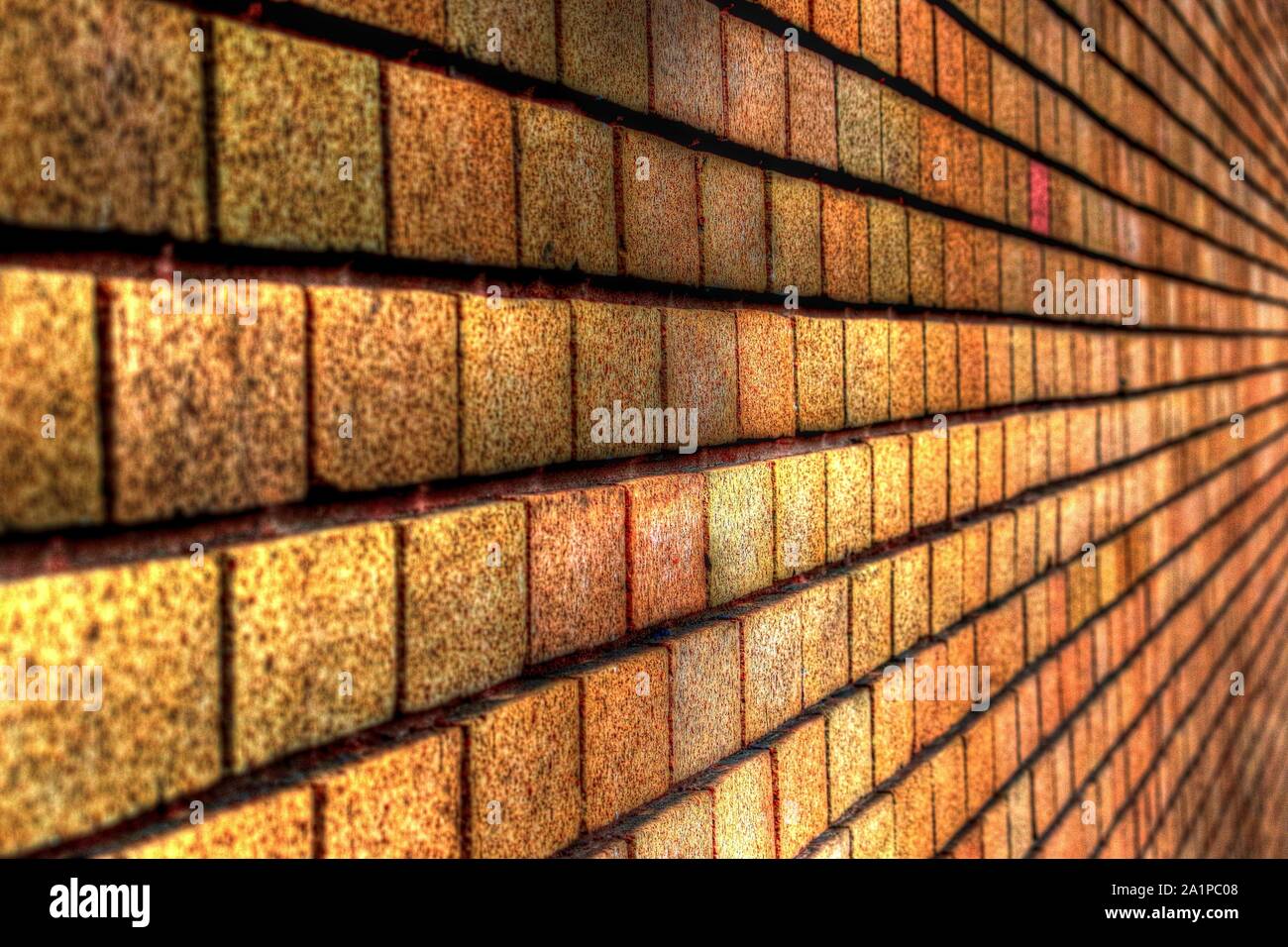 Textured muro di mattoni le linee convergenti Foto Stock
