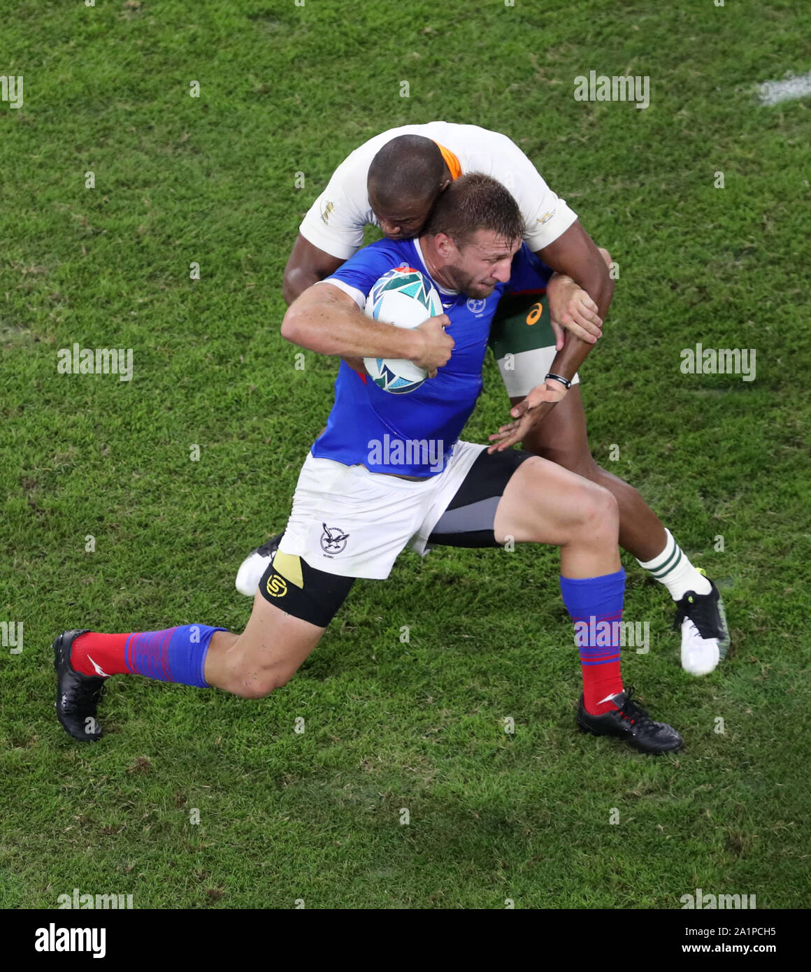 Della Namibia Johan Tromp e Sud Africa Makazole Mapimpi durante il 2019 Rugby World Cup Match presso la città di Toyota Stadium, Toyota City, Giappone. Foto Stock