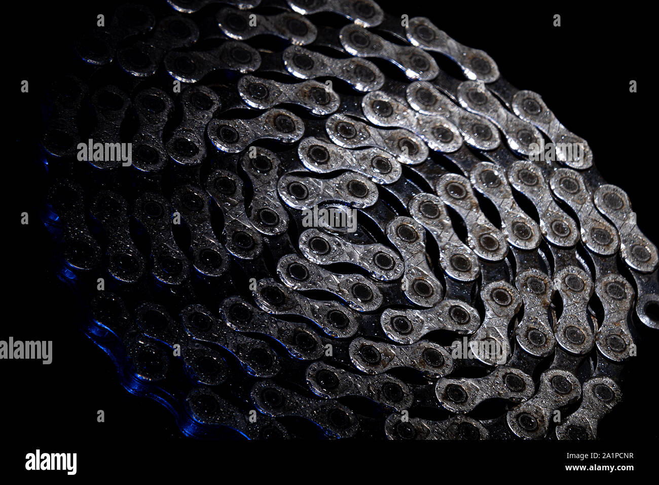 Coruna / Spagna - 26 Settembre 2019: KMC professionista di mountain bike racing catena avvolto con gocce d'acqua Foto Stock