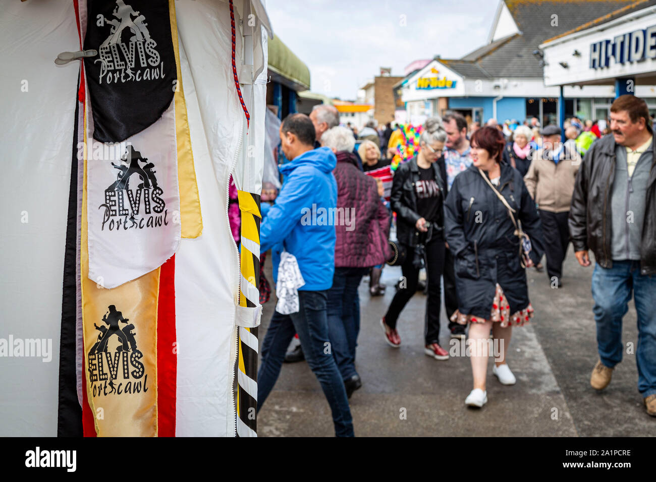 PORTHCAWL, Regno Unito. 28 Sep, 2019. 'Elvis Porthcawl' themed la merce in vendita su uno stallo al 2019 Festival di Elvis in Porthcawl, nel Galles del Sud. © Credit: Matteo Lofthouse/Alamy Live News Foto Stock