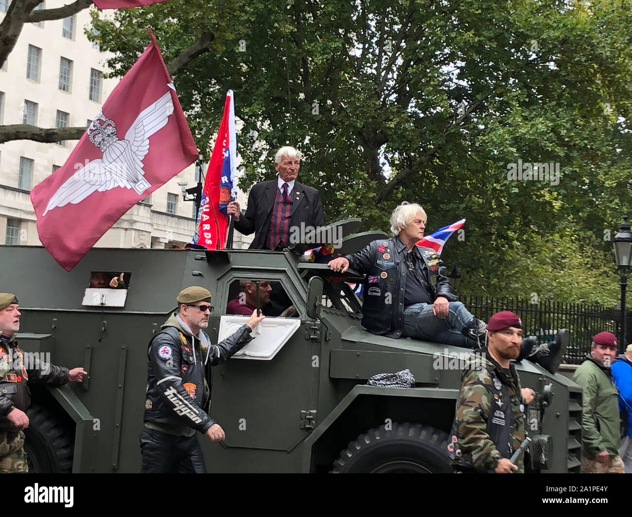 Ex soldato britannico Dennis Hutchings (centro sulla sommità di autoblindo) scorre con la ex-veteran di Whitehall giù in segno di protesta per la prosecuzione del soldato F per due omicidi durante il sanguinoso massacro di domenica. Foto Stock