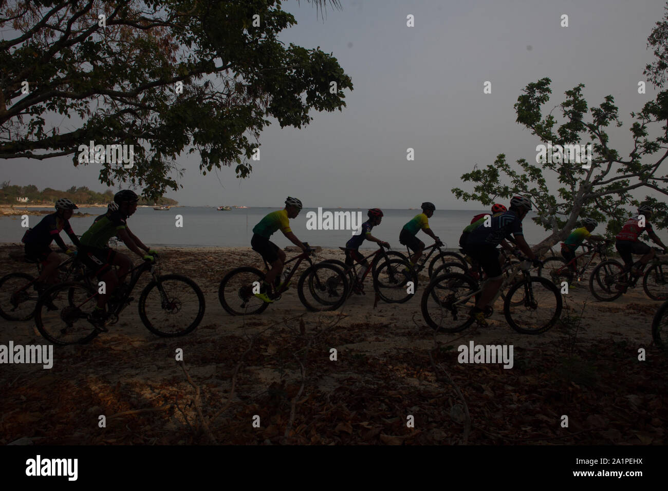 I ciclisti in azione durante il Rhino MTB CROSSCOUNTRY (Mountain Bike Cross Country) Maratona in Pandeglang. Foto Stock