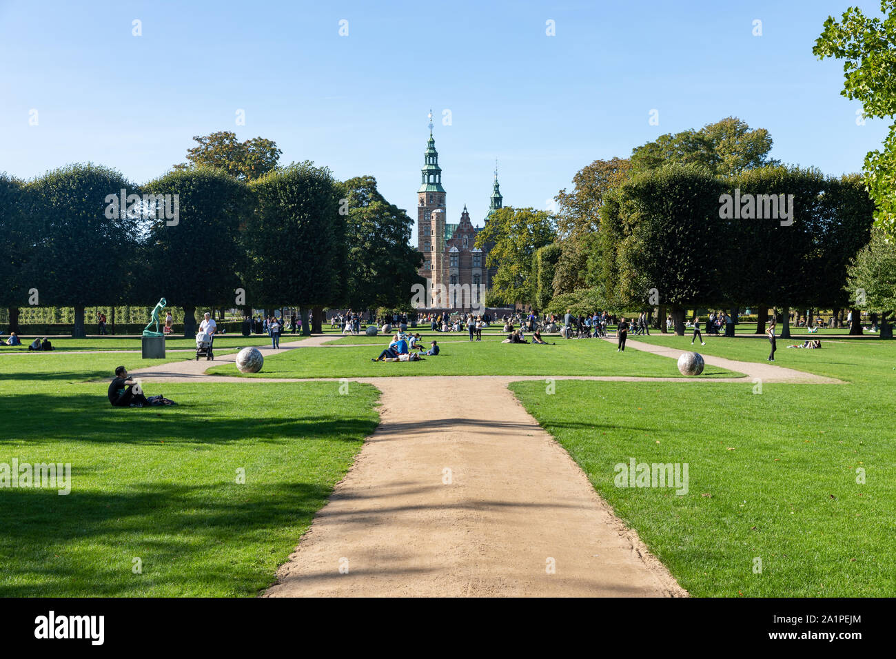 Il Castello di Rosenborg giardini (Kongens Have), vista attraverso i prati verso il Castello di Rosenborg; Copenhagen, Danimarca Foto Stock