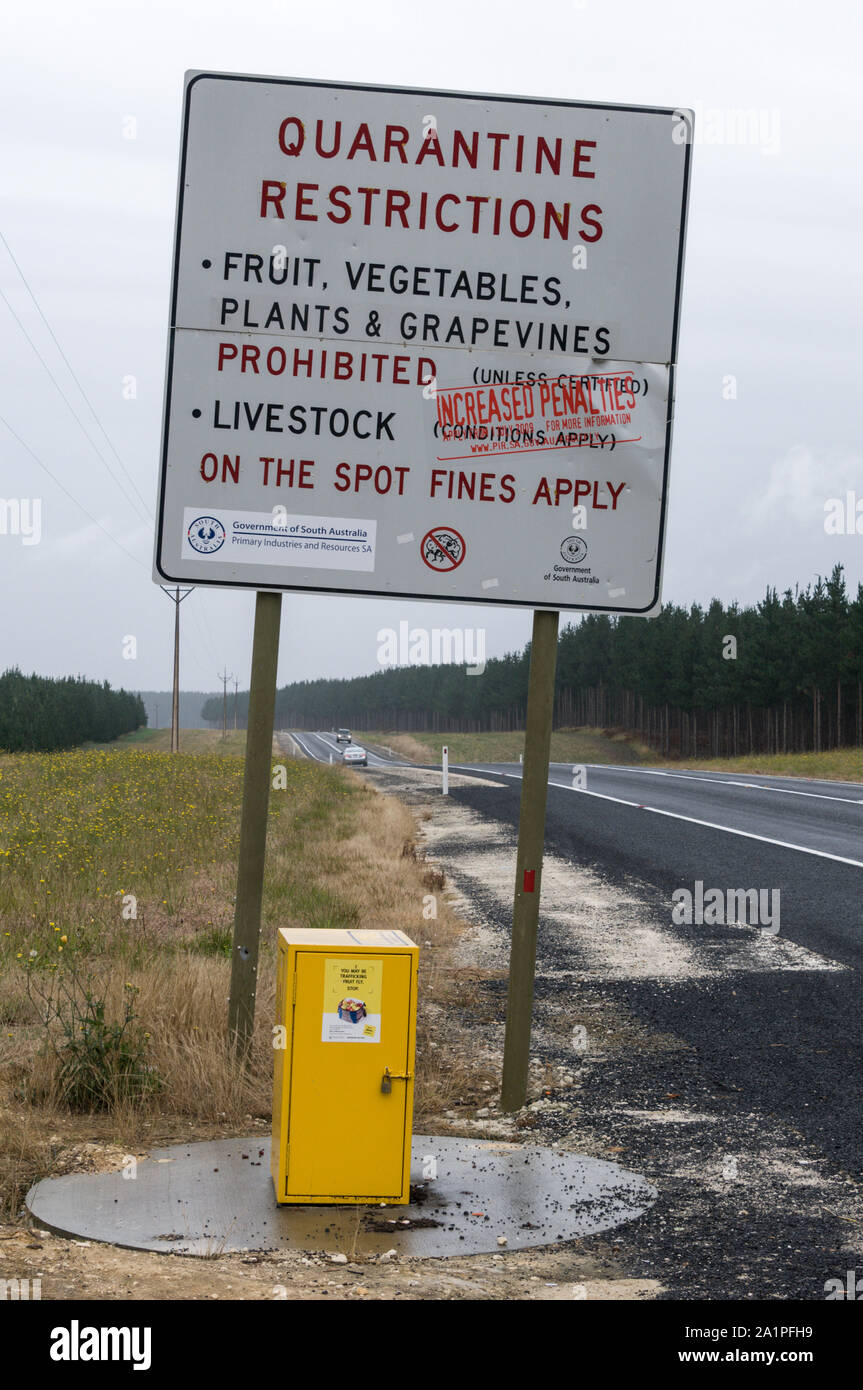 Una quarantena cartello stradale sulla Princess highway - South Australia confine Foto Stock