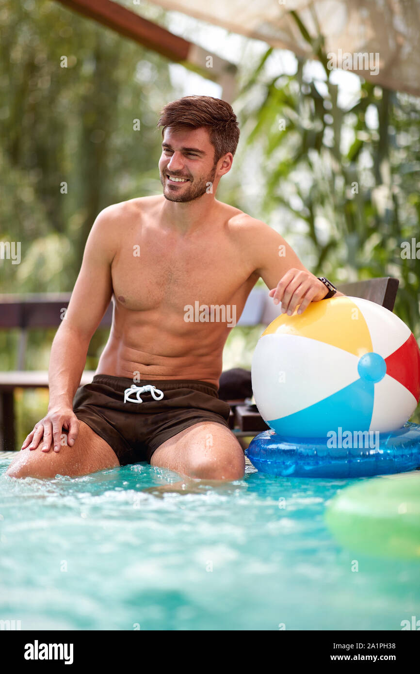 Attraente uomo in piscina Foto Stock