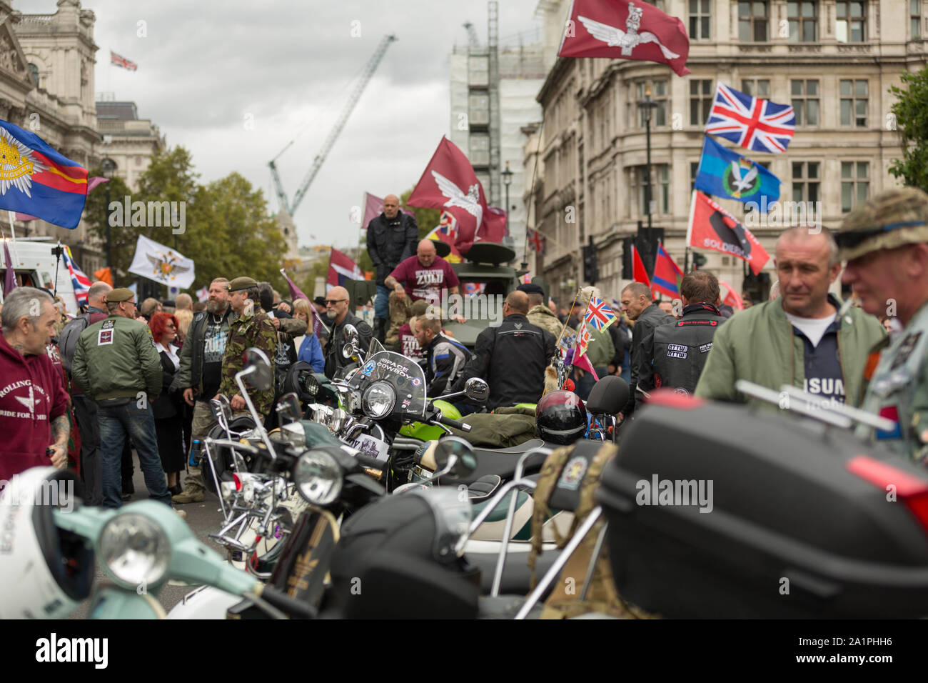 Westminster, Londra, Regno Unito. 28 Settembre, 2019. HM veterani delle forze civili e sostenitori mostrano il supporto per i veterani ed ex soldati perseguite dopo essere stato incaricato di funzionamento Banner (Forze Armate britanniche' funzionamento in Irlanda del Nord dal 1969 al 2007). Penelope Barritt/Alamy Live News Foto Stock