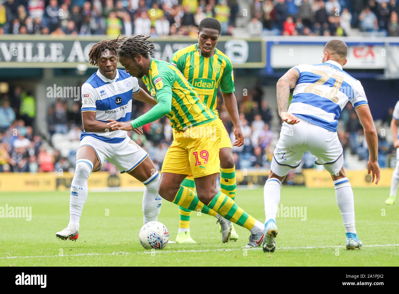 Londra, Regno Unito. 28 Sep, 2019. West Bromwich Albion's Romaine Segatori è contestata da Queens Park Rangers Eberechi Eze durante la seconda metà del cielo scommessa match del campionato tra Queens Park Rangers e West Bromwich Albion a Kiyan Prince Foundation Stadium, Londra sabato 28 settembre 2019. (Credit: John Cripps | MI News) solo uso editoriale, è richiesta una licenza per uso commerciale. Credito: MI News & Sport /Alamy Live News Foto Stock