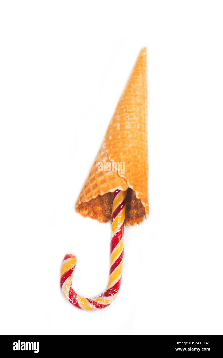 Tradizionali dolci di natale nel corno , candy cane dolci su sfondo bianco, semplice pattern, layout su sfondo bianco, vista dall'alto Foto Stock