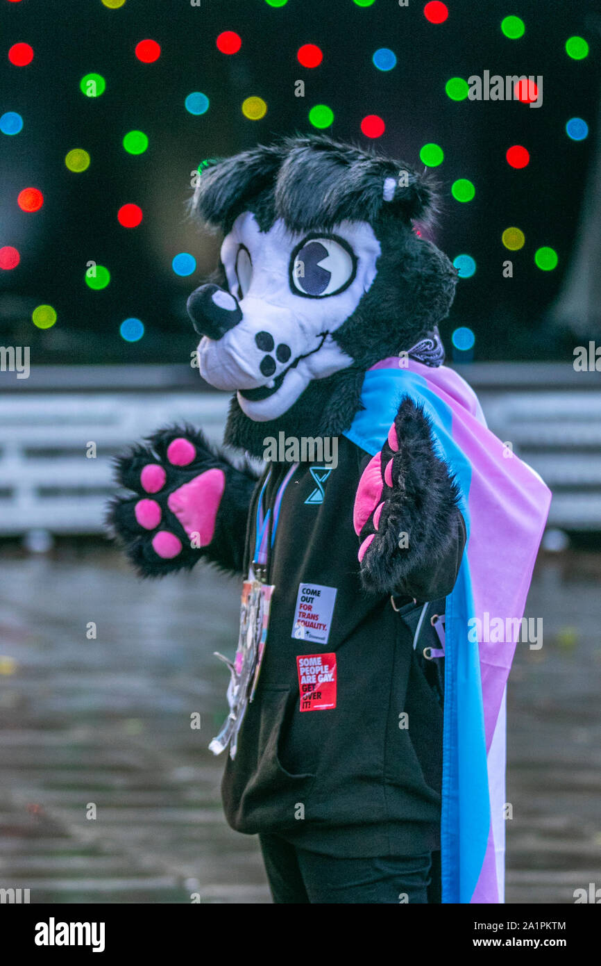 Preston, Lancashire. Regno Unito intrattenimento. 28 Settembre, 2019. Un bel pomeriggio di sole per le 8 città annuale Gay Pride Festival. Megan età da 13 anni, che ama essere conosciuto come Jack indossando un Border Collie animale costume mascotte inizia nel centro della città mercato di bandiera. Credito: MediaWorldImages/Alamy Live News Foto Stock